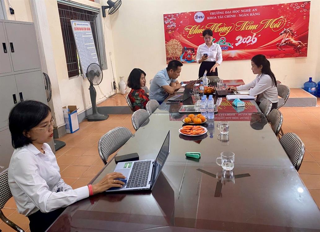 Đoàn đánh giá ISO làm việc tại khoa Tài chính – Ngân hàng, trường Đại học Nghệ An