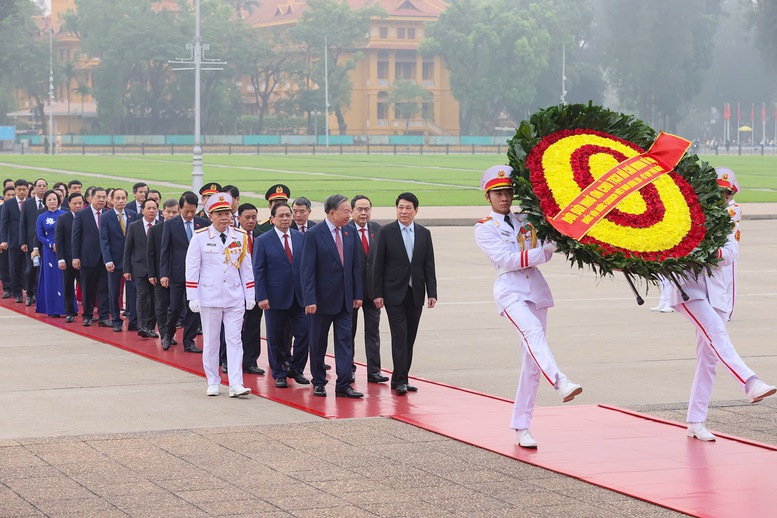 Các đại biểu Quốc hội vào Lăng viếng Chủ tịch Hồ Chí Minh trước Phiên khai mạc Kỳ họp thứ Nhất, Quốc hội khoá XVI