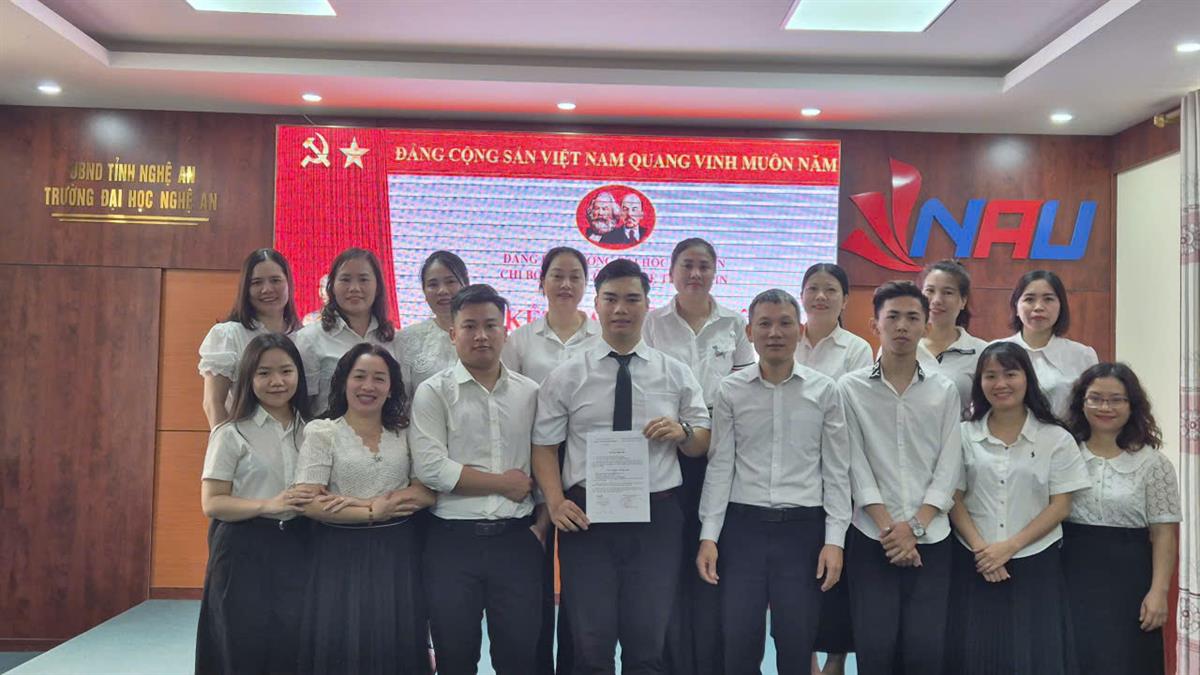 CHI BỘ KHOA CÔNG NGHỆ THÔNG TIN TỔ CHỨC TRANG TRỌNG LỄ KẾT NẠP ĐẢNG VIÊN MỚI VÀO NGÀY KỶ NIỆM SINH NHẬT BÁC HỒ