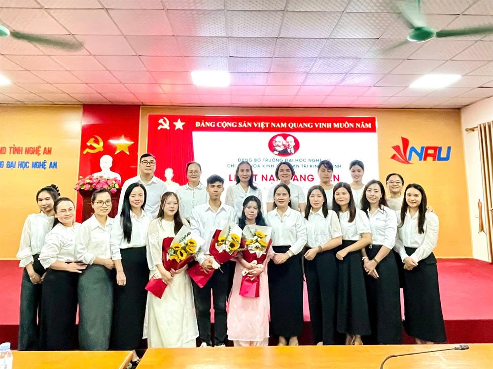 LỄ KẾT NẠP ĐẢNG VIÊN – DẤU MỐC TRƯỞNG THÀNH CỦA ĐOÀN VIÊN, SINH VIÊN ƯU TÚ