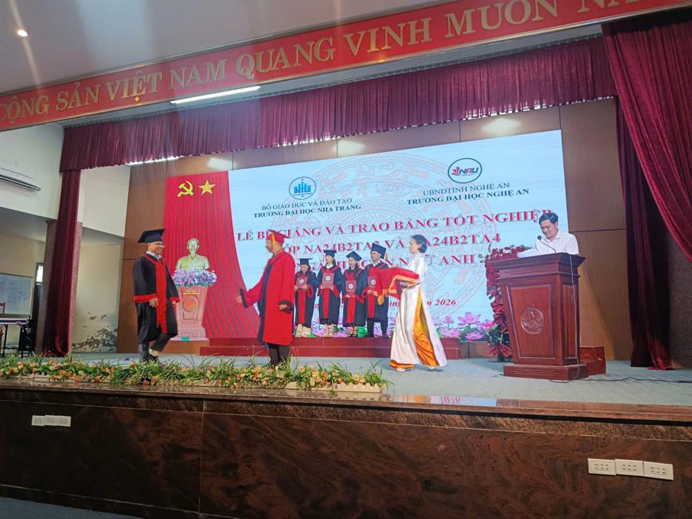 BẾ GIẢNG VÀ TRAO BẰNG TỐT NGHIỆP LỚP NA24B2TA3 VÀ NA24B2TA4 NGÀNH NGÔN NGỮ ANH