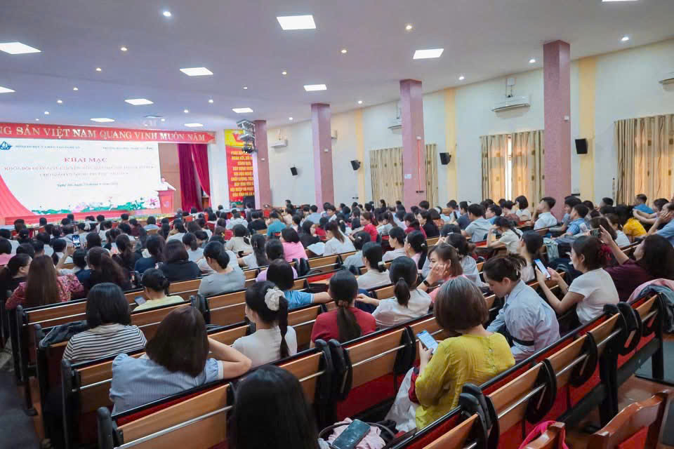 Khai mạc các lớp bồi dưỡng giáo viên tiểu học về chuyên môn Âm nhạc, Mỹ thuật và Tin học năm 2026