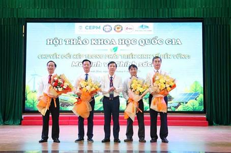 TRƯỜNG ĐẠI HỌC NGHỆ AN ĐỒNG TỔ CHỨC HỘI THẢO KHOA HỌC QUỐC GIA: ĐỊNH HÌNH CHIẾN LƯỢC CHUYỂN ĐỔI KÉP VÌ MỘT NỀN KINH TẾ BỀN VỮNG