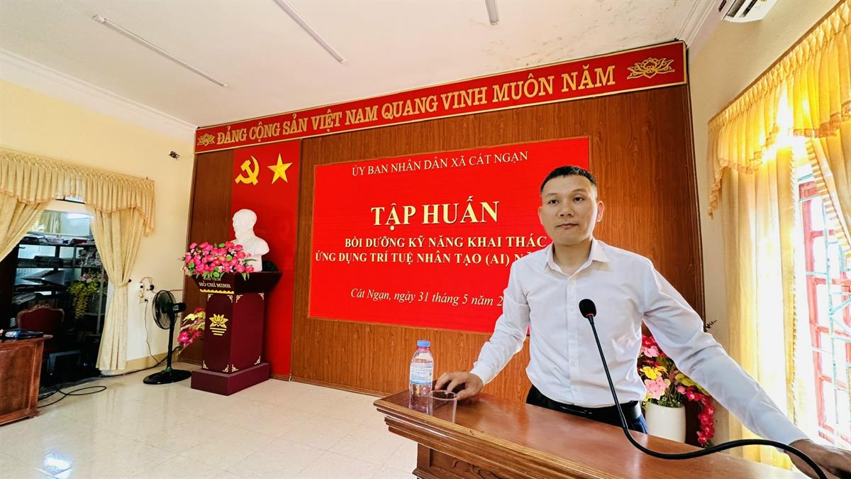 Trường Đại học Nghệ An tăng cường chuyển giao tri thức AI, hỗ trợ nâng cao năng lực số cho cán bộ địa phương