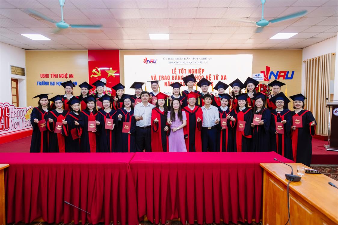 Trường Đại học Nghệ An trao bằng tốt nghiệp cho sinh viên đại học từ xa khóa K10, K11 năm học 2025–2026