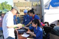Ấn tượng màu áo xanh tình nguyện tiếp sức mùa thi năm 2015