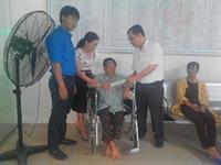 Ban Giám hiệu, Công đoàn, Đoàn Thanh niên trường ĐH Kinh tế Nghệ An thăm mẹ VNAH