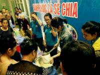 Bát cháo tình thương: Hạnh phúc là sẻ chia.