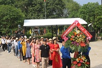 Cán bộ, Giảng viên cùng các em Sinh viên về thăm quê Bác