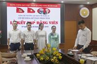 Chi bộ Khoa Kế toán – Phân tích tổ chức Lễ kết nạp đảng cho sinh viên ưu tú Khóa 2