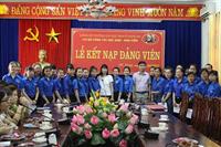 Chi bộ Phòng CT HSSV tổ chức lễ Kết nạp đảng viên (đợt 2) năm học 2014 – 2015
