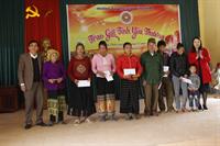 Công đoàn Trường Đại học Kinh tế Nghệ An tặng quà cho người nghèo xã Châu Thôn, huyện Quế Phong