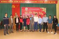 Công đoàn trường Đại h ọc Kinh tế thăm và tặng quà tại xã Châu Thôn, Quế Phong