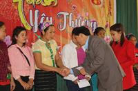 Công đoàn trường Đại học Kinh tế Nghệ An tặng quà tại xã Châu Thôn, Quế Phong
