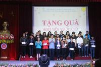 Công đoàn trường tổ chức tặng quà cho sinh viên đặc biệt khó khăn dịp tết Đinh Dậu 2017