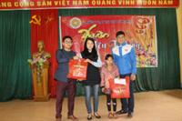 ĐOÀN TRƯỜNG ĐẠI HỌC KINH TẾ NGHỆ AN: TẶNG QUÀ TẾT CHO HỌC SINH NGHÈO VƯỢT KHÓ VƯƠN LÊN HỌC TẬP TỐT