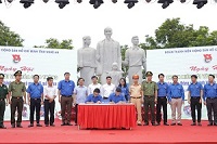 Đoàn trường ký kết thực hiện cuộc phát động “Thanh niên với văn hóa giao thông”
