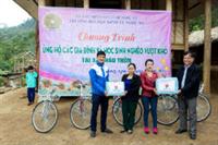 Đoàn trường ĐH Kinh tế Nghệ An: Tặng quà cho các hộ gia đình và các em học sinh nghèo vượt khó tại xã Châu Thôn, huyện Quế Phong.