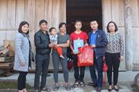 Đoàn trường tặng quà cho các em nhỏ có hoàn cảnh khó khăn trên địa bàn Tỉnh