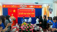 Kết nạp Đảng cho các sinh viên ưu tú.