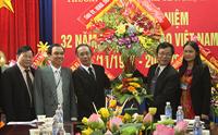 Phó Bí thư Thường trực Tỉnh ủy Trần Hồng Châu chúc mừng Trường Đại học Kinh tế Nghệ An
