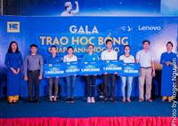 SINH VIÊN ĐẠI HỌC KINH TẾ NGHỆ AN NHẬN BỔNG “”TIẾP SỨC ĐẾN TRƯỜNG”