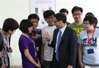 Sinh viên phải ghé vai, gách vác tương lai dân tộc