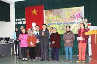 Tặng quà cho các gia đình khó khăn và gia đình chính sách xã Hưng Hòa