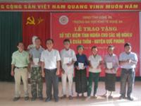 Tặng sổ tiết kiệm cho các gia đình khó khăn ở xã Châu Thôn – Quế Phong