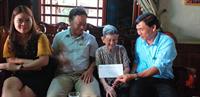 Thăm và tặng quà Mẹ VNAH Nguyễn Thị Hòe nhân Kỷ niệm 44 năm ngày GPMN, thống nhất đất nước (30/4/1975 – 30/4/2019)