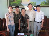 Tổ Công đoàn Công tác chính trị HSSV trao quà, thăm hỏi, động viên mẹ Việt Nam anh hùng- mẹ Hồ Thị Nhỏ