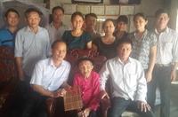 Trường Đại học Kinh tế Nghệ An thăm hỏi các cụ có tuổi cao nhân Ngày Quốc tế người cao tuổi