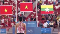 Vận động viên Việt Nam chào cờ khi đang thi đấu Seagame 28.