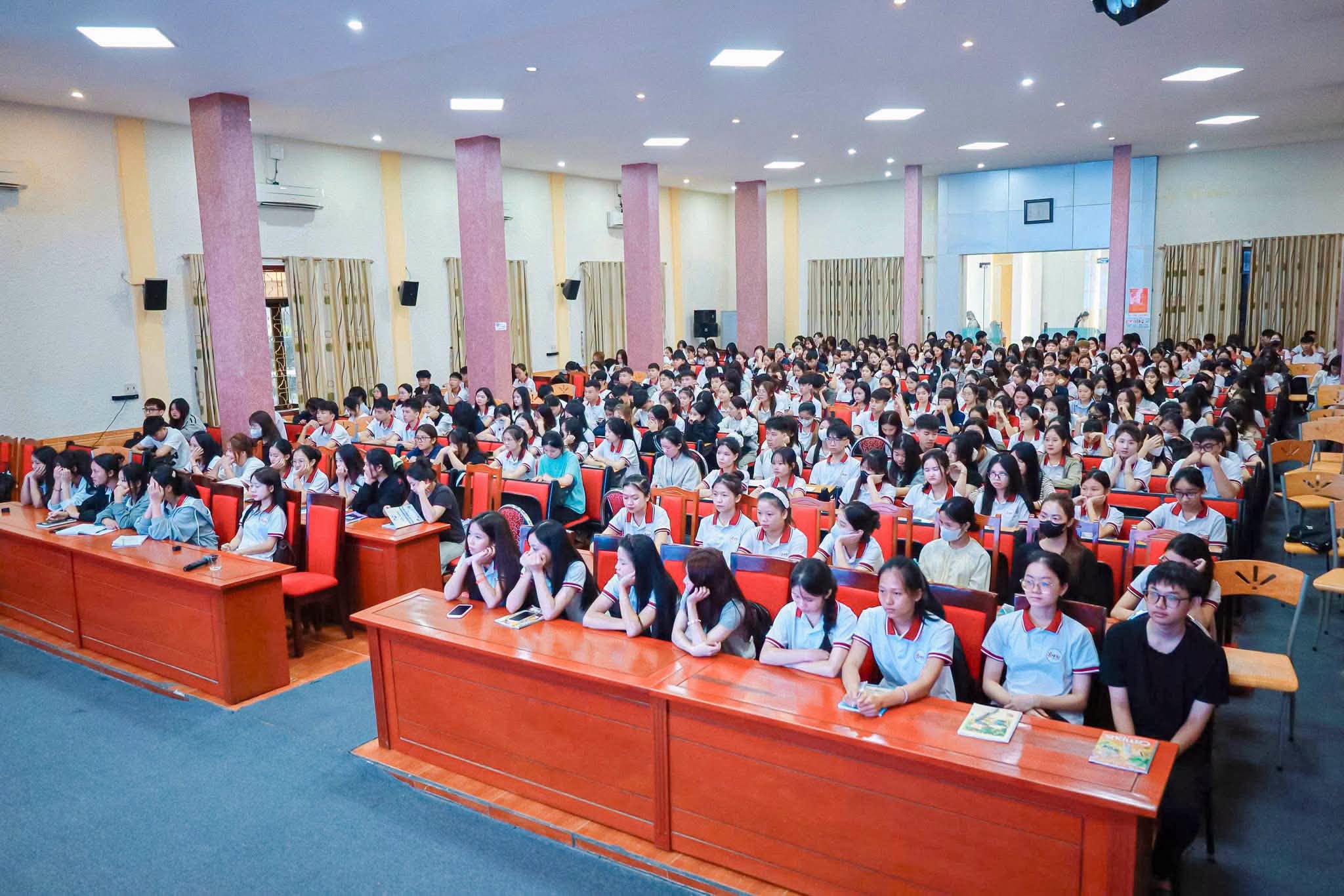 Tân sinh viên khoa KẾ toán – Kiểm toán Đại học Nghệ An vào tuần sinh hoạt công dân đầu khoá