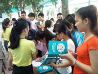 CLB Tiếng Anh và Trung tâm Anh Ngữ Aten Nghệ An tặng sách miễn phí cho sinh viên