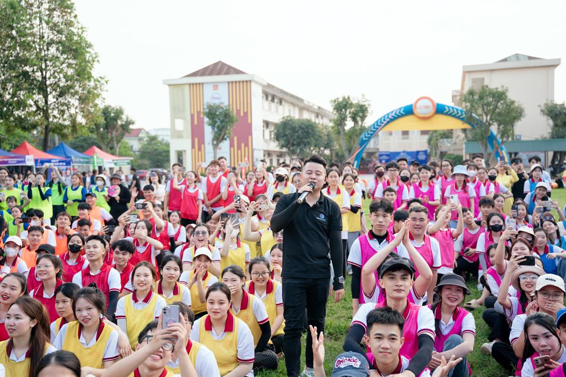SINH VIÊN KHOA KINH TẾ – QUẢN TRỊ KINH DOANH SÔI NỔI THAM GIA TEAMBUILDING “NAU VỮNG TÂM – VƯƠN TẦM CAO MỚI”