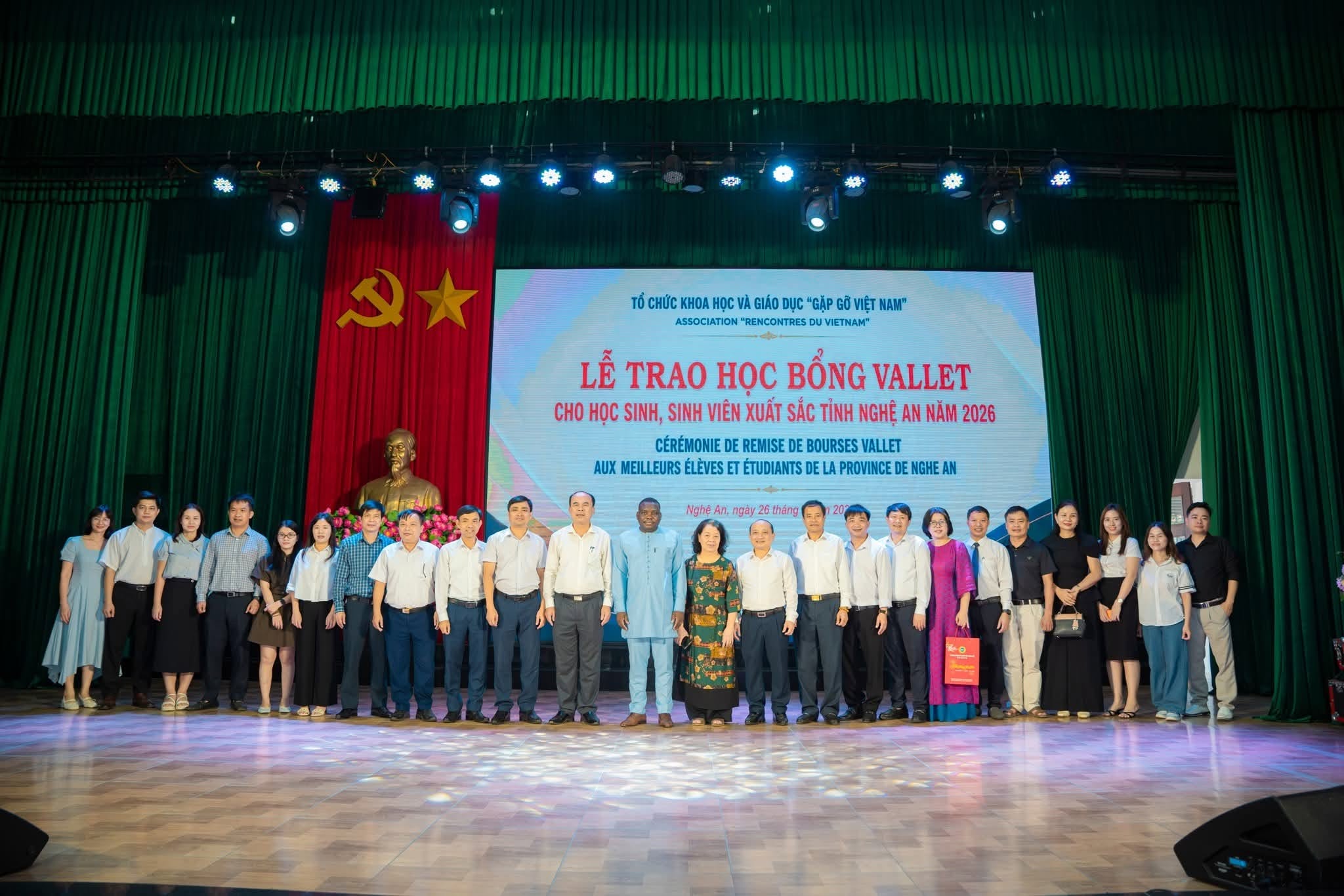 GHI DẤU HÀNH TRÌNH NỖ LỰC – 02 SINH VIÊN KHOA KINH TẾ – QUẢN TRỊ KINH DOANH NHẬN HỌC BỔNG VALLET