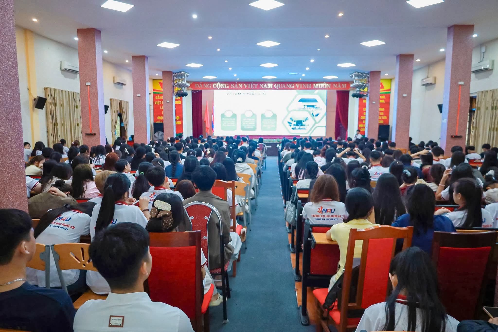 TÂN SINH VIÊN K13 THAM GIA TUẦN SINH HOẠT CÔNG DÂN ĐẦU KHÓA