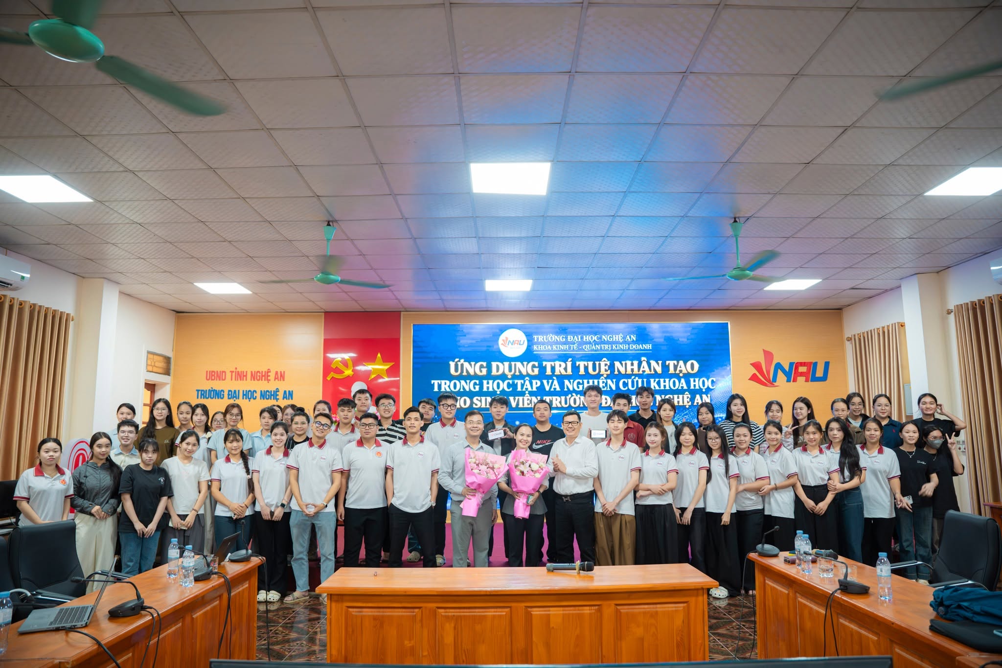 SINH VIÊN KHOA KINH TẾ – QUẢN TRỊ KINH DOANH CHỦ ĐỘNG ỨNG DỤNG AI TRONG HỌC TẬP VÀ NGHIÊN CỨU KHOA HỌC