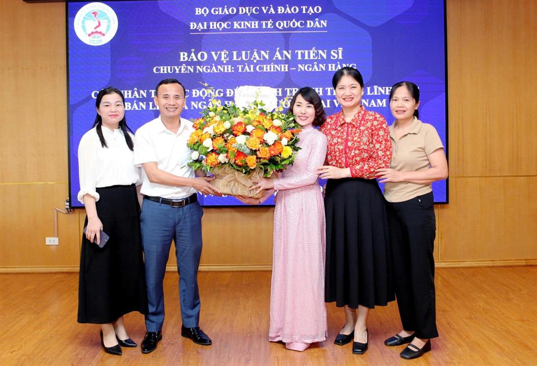 Nghiên cứu sinh Hoàng Thị Huyền – Phó Trưởng Khoa Tài chính – Ngân hàng, Trường Đại học Nghệ An bảo vệ thành công Luận án Tiến sĩ