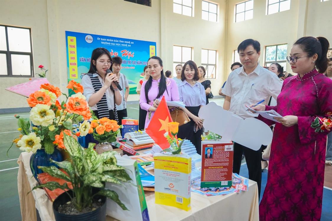 Sinh viên Khoa Tài chính – Ngân hàng lan tỏa văn hóa đọc qua cuộc thi “Cuốn sách truyền cảm hứng”