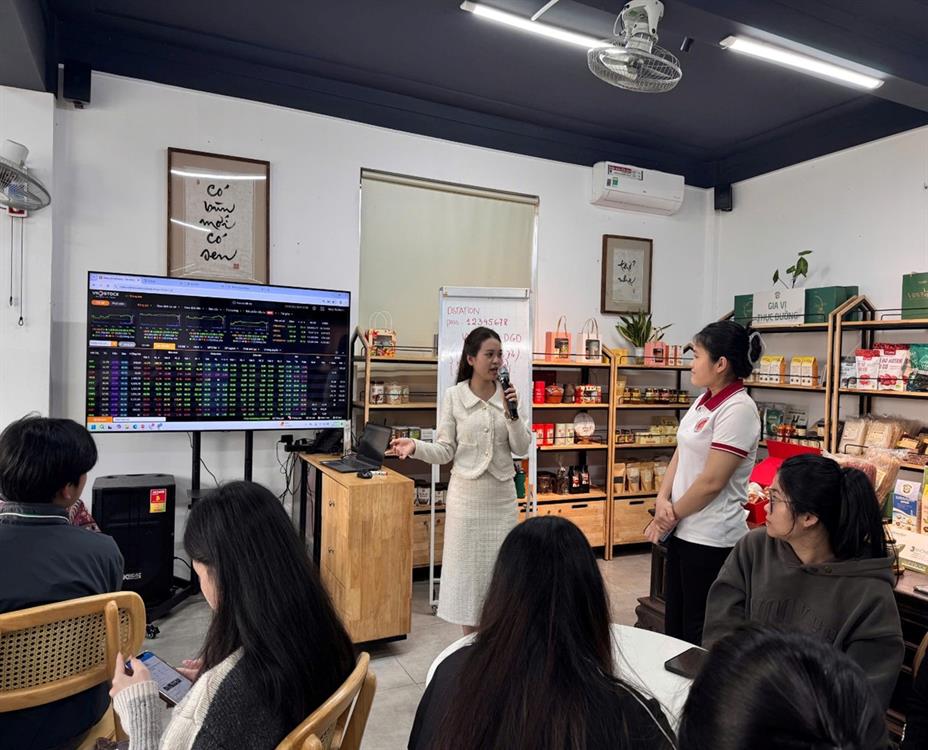 Sinh viên khối ngành Kinh tế – Trường Đại học Nghệ An chính thức bước vào vòng 2, thực hành thực tế tại Vndirect