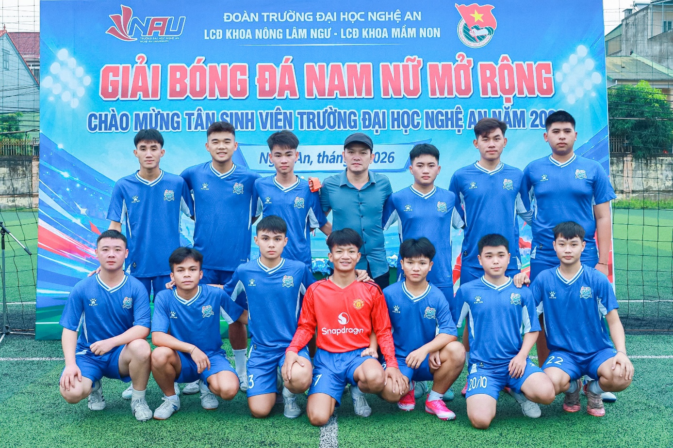 Sôi nổi lễ khai mạc giải bóng đá nam, nữ mở rộng “Chào mừng tân sinh viên Trường Đại học Nghệ An 2026”