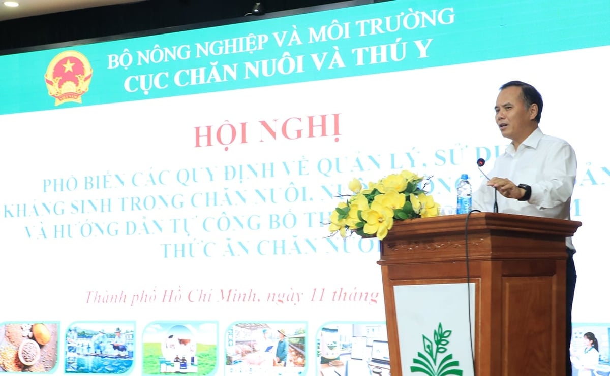 Ông Đỗ Minh Chính vận hành hệ thống cảm biến để quản lý sản xuất, giúp giảm công lao động ở một số khâu trước đây thực hiện thủ công.