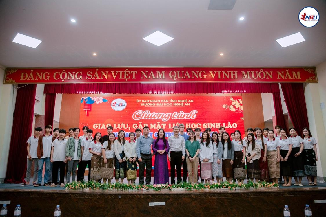 Tết Việt ấm áp trong mắt những người bạn Lào tại NAU