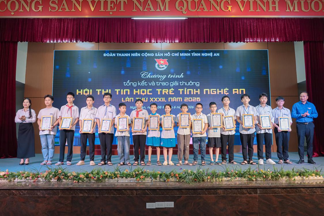 PHÍA SAU NHỮNG GIẢI THƯỞNG: SỰ ĐỒNG HÀNH THẦM LẶNG CỦA SV KHOA CNTT TẠI HỘI THI TIN HỌC TRẺ TỈNH NGHỆ AN LẦN THỨ XXXII