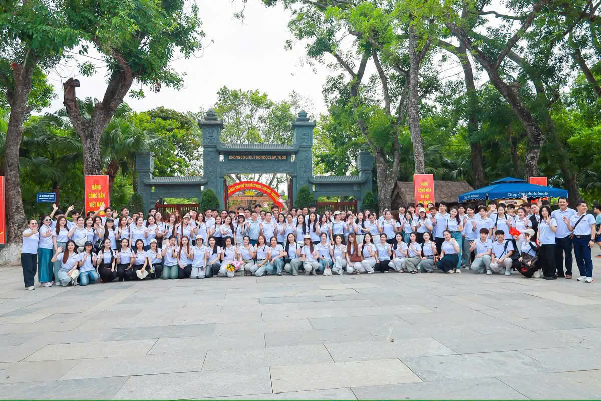 LƯU HỌC SINH LÀO K23 TRƯỜNG ĐẠI HỌC NGHỆ AN THAM QUAN QUÊ HƯƠNG CHỦ TỊCH HỒ CHÍ MINH