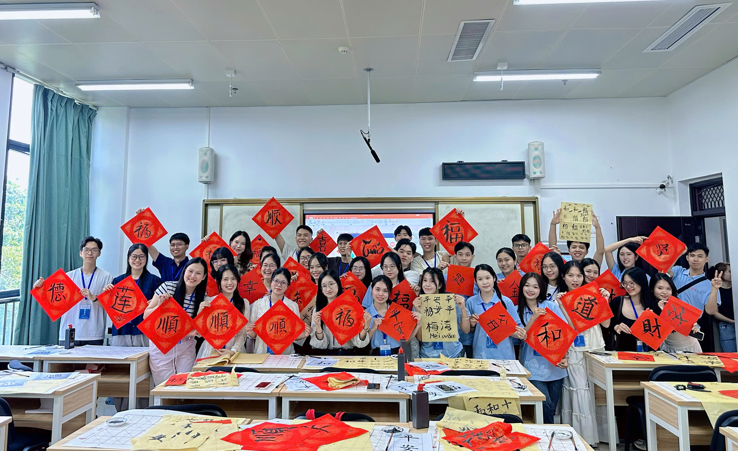 SINH VIÊN KHOA MẦM NON TRƯỜNG ĐẠI HỌC NGHỆ AN SÔI NỔI TRẢI NGHIỆM VĂN HÓA TRUNG QUỐC TRONG CHƯƠNG TRÌNH GIAO LƯU QUỐC TẾ