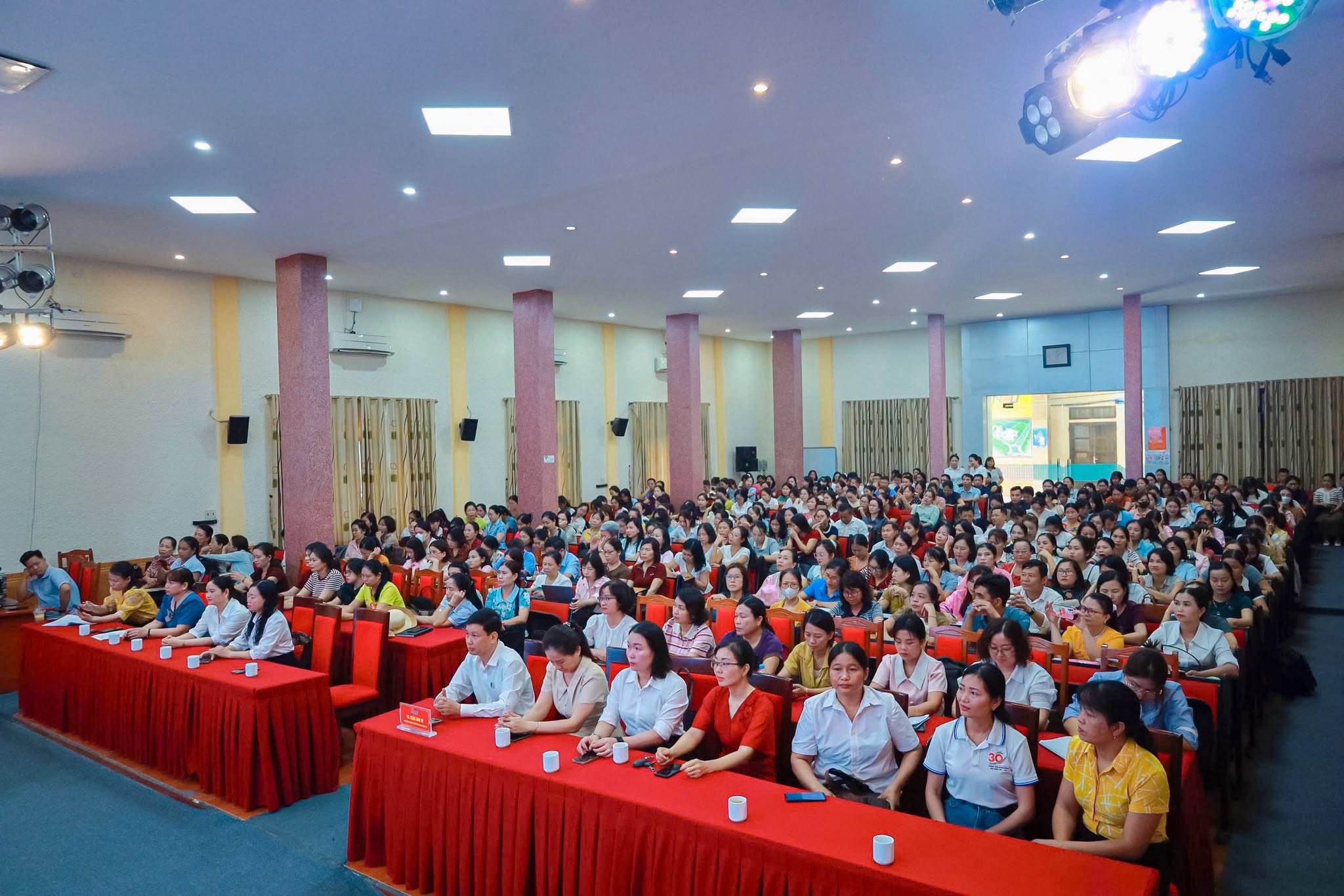Giảng viên Bộ môn Tâm lý – Giáo dục, Khoa Mầm non tham gia giảng dạy bồi dưỡng thường xuyên giáo viên tiểu học tỉnh Nghệ An