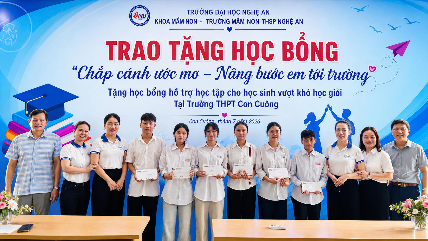 KHOA MẦM NON VÀ TRƯỜNG MẦM NON THỰC HÀNH SƯ PHẠM TRAO HỌC BỔNG “CHẮP CÁNH ƯỚC MƠ” TẠI TRƯỜNG THPT CON CUÔNG